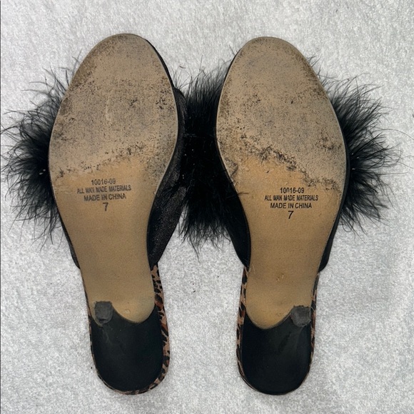Frederick's of Hollywood Vintage Black Feathered Heels - Picture 6 of 10